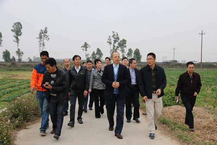 张健生在地朗村调研时要求巩固和完善各项扶贫工作任务建立长效机制